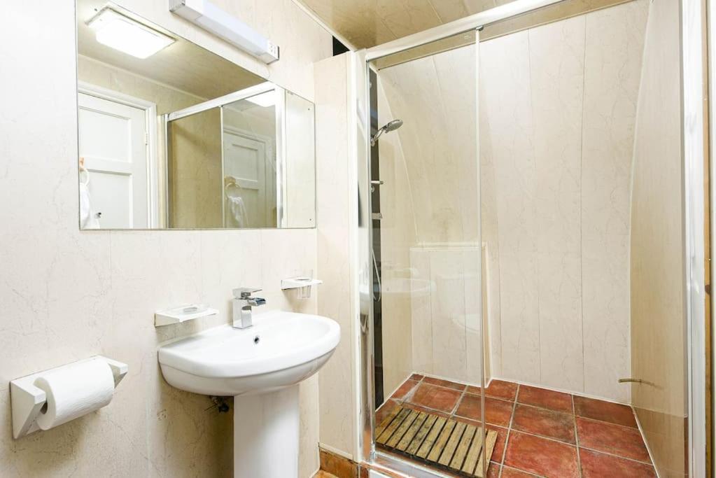 Unique 1 Bedroom Apartment-Bath Exteriér fotografie